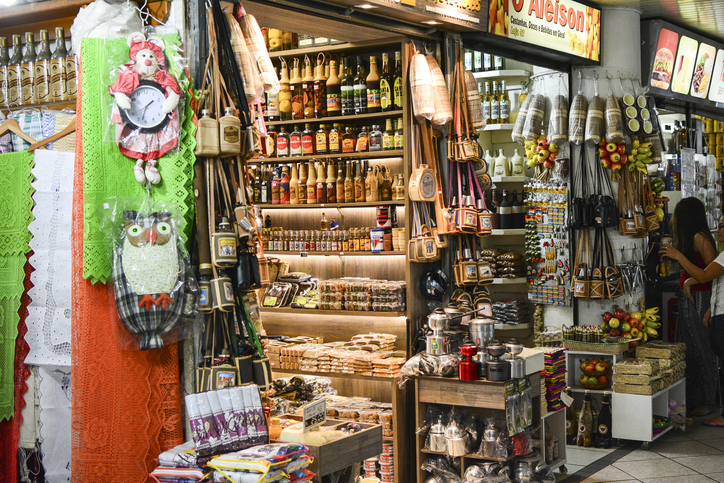 Na imagem vemos barracas no Mercado Central de Fortaleza com especiarias, artesanatos e consumidores.