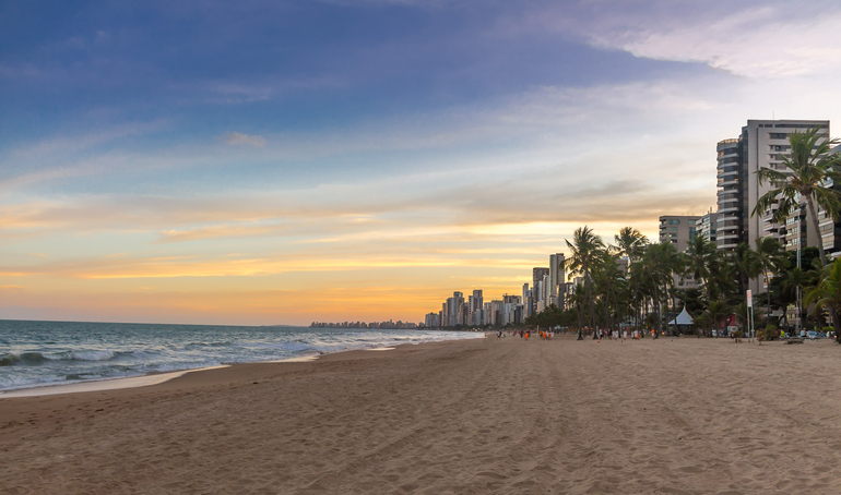 A imagem mostra a Orla da Boa Viagem em Recife, Pernanmbuco,Brasil. Fim de tarde, mar, areia, coqueiros