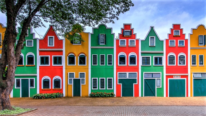 Casinhas coloridas no estilo holandês em Holambra, São Paulo, Brasil.