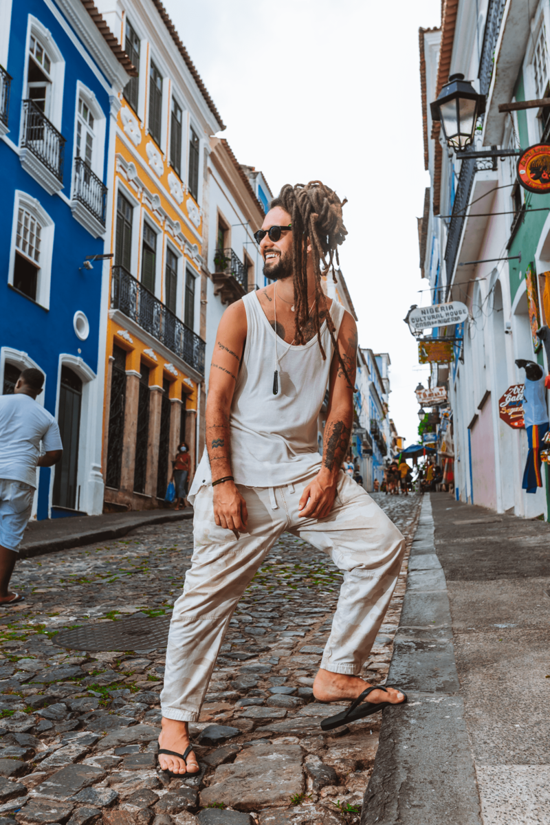 Gabriel Elias, cantor e protagonista do "Cantos do Brasil" Localiza, no Pelourinho, em Salvador, Bahia.